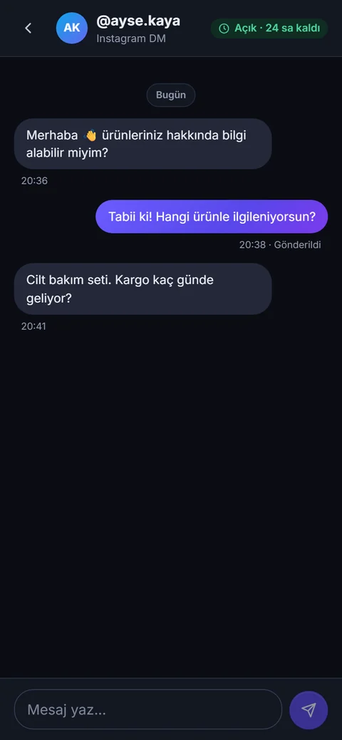 Telefonda sohbet ekranı, koyu tema